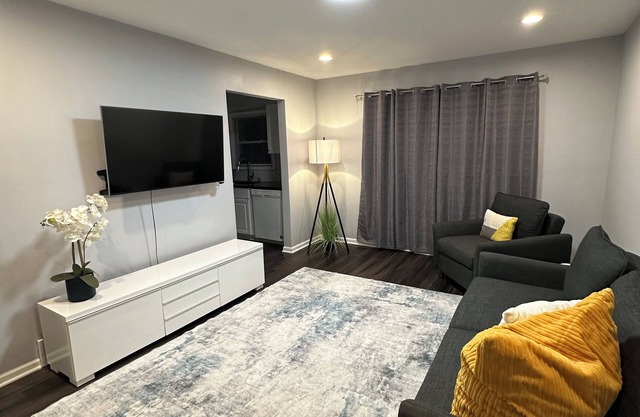 Newly remodeled Duplex for 6 with parking spot!
