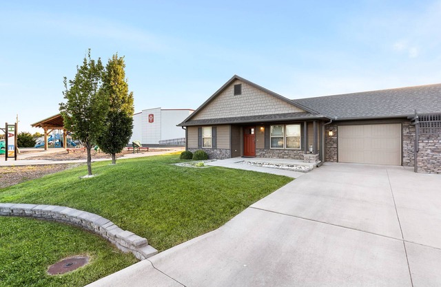 Newly remodeled duplex, centrally located, perfect for you!