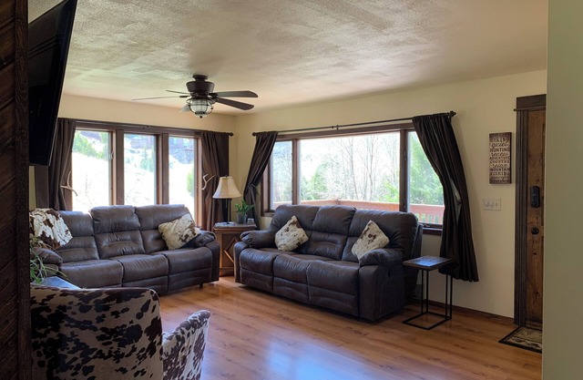 Newly remodeled on 13 Acre horse ranch. 5 mins from Yellowstone National Park