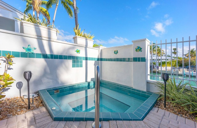 ★Newly remodeled tropical townhome★ Private plunge pool close to fun activities