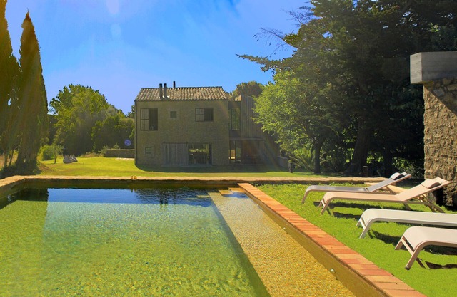 Newly renovated 170 m2 holiday villa with private park, pool, 20 min to the beach
