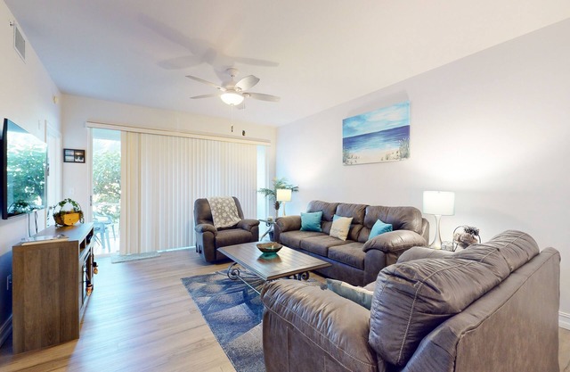 Newly renovated 1st-floor condo near Vanderbilt Beach with beach gear, pool, AC