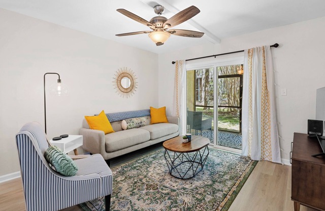 Newly Renovated 2bd/2ba Condo * Pool * 30+ day stays
