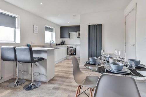 Newly Renovated 3 Bed 2 Bath Apartment & Parking