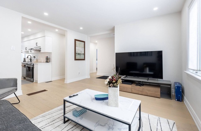 Newly renovated 3 bedroom unit Richmond Hill