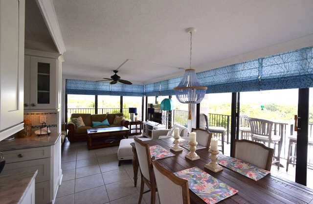 Newly Renovated 4th Floor Condo Directly Across For The Siesta Key Beach