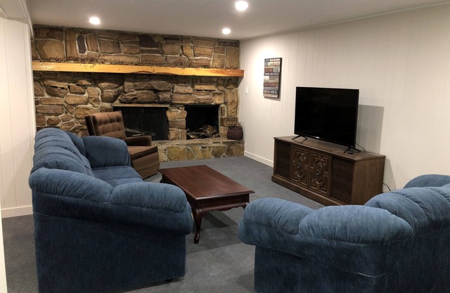 Newly renovated 5 bedroom 2 bath house on Payne Lake road 15 mins from Waterton