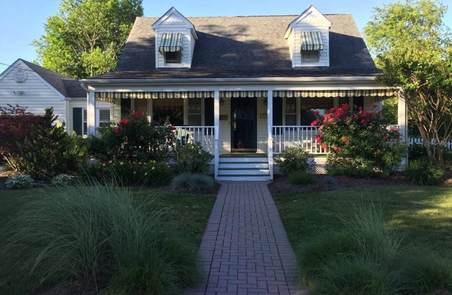 Newly Renovated Beach Cottage-4 Blocks to Beach, 5 Beach Badges & Outdoor Shower