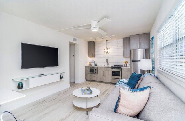 NEWLY Renovated Boutique, Modern Apt by the Beach! - Unit G