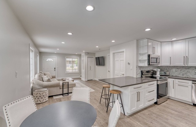 Newly Renovated & Cozy 3 Bed Townhome in Williams Bay, 10min Walk to Shorepath!
