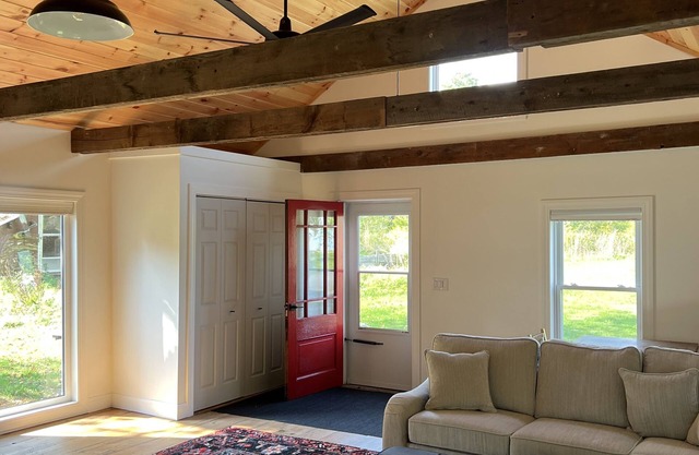 Newly Renovated Country Farmhouse. Great room, Large kitchen, Bright 3 bd/2.5 ba