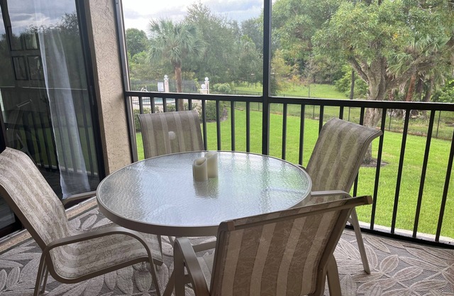 Newly renovated Cypress Lake Condo with Pool, Hot Tub and Pickleball
