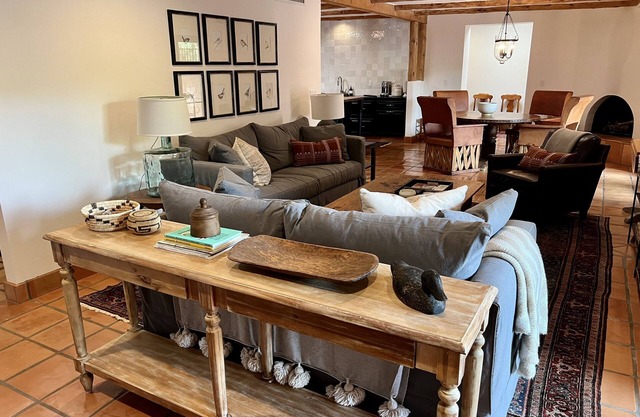 Newly Renovated, Foothills/Sabino area ranch style home with private hot tub.