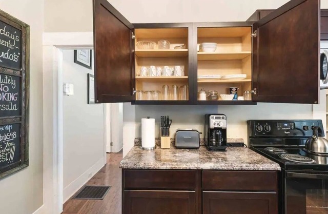 Newly Renovated-In Historic West End-Sleeps 8nn