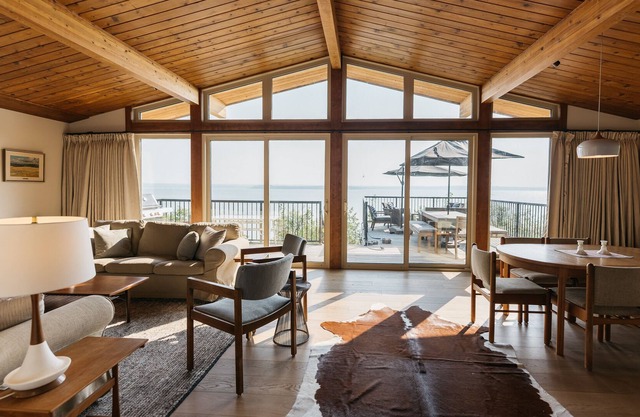 Newly Renovated Luxury Lake Front Cottage with Private Dock