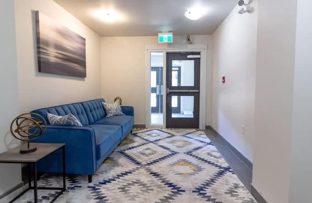 Newly Renovated Modern Condo Near Hospital, UNB Patio & Parking Coffee