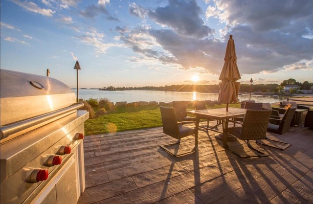 Newly Renovated On Oceanfront Cottage Joshua Cove, Guilford CT