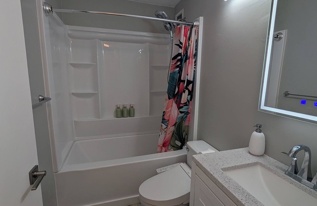 Newly renovated, secure, 2-bedroom apartment in beautiful Waikiki with AC