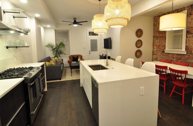 Newly renovated Tower Grove 2 bedroom, 2 bathroom apartment