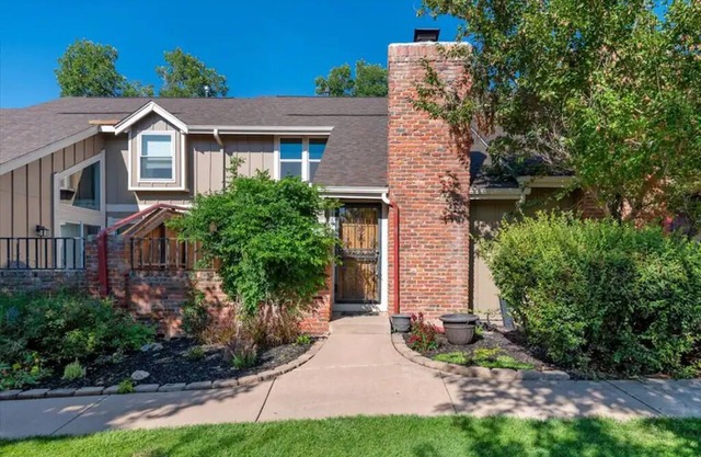 Newly Renovated Two-Story Townhouse w/Two Car Garage Close to the Mountains