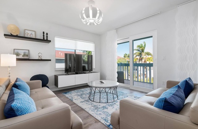 Newly Renovated - 1 Block from the Beach, Walk to Bars, Restaurants & Shopping!
