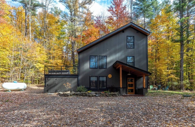 Newly Renovated Vermont Chic home in Stowe Hollow 3 Mins to Town With HOT TUB!