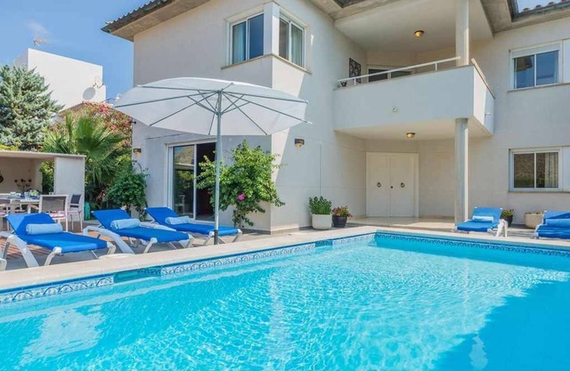 Newly revamped villa walking distance to beaches, mountains and pinewalk
