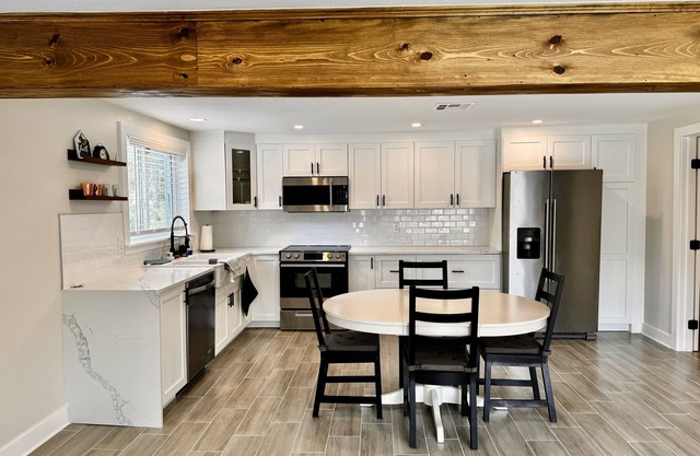 Newly updated cottage located walking distance to Downtown Ft. Myers