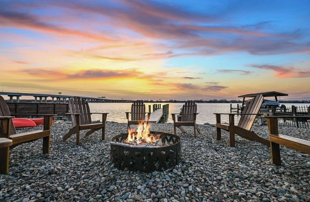 Newly Updated: Lake Views, Firepit, Kayaks, Boat Dock, 2 Dogs OK