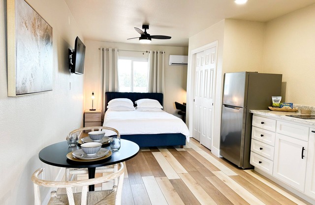 Newly updated studio 2 min drive to HWY 99