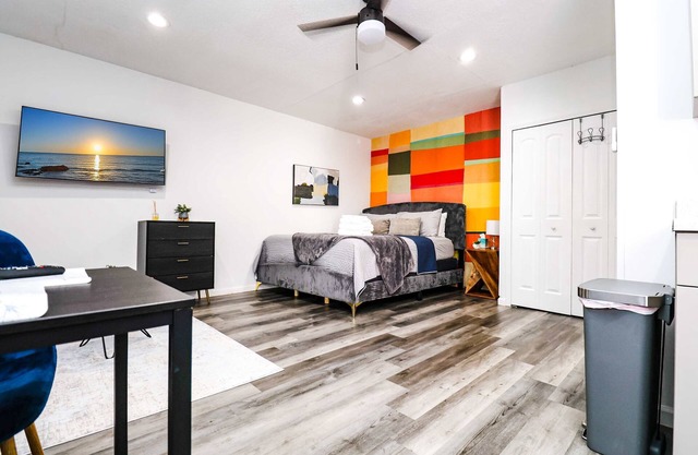 *NewRenovatedAPT*KINGbed*PetsOk+Priv Entry