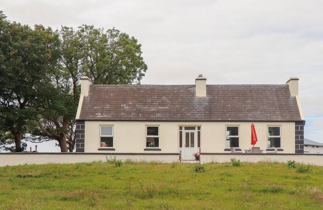 NEWTOWN EAST, family friendly, with open fire in Kilkee, County Clare