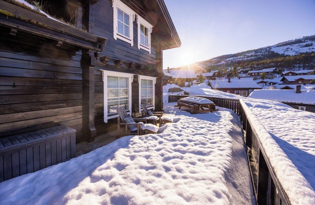 Next to the ski slope, in beautiful Vrådal, lies the charming and lovingly furnished holiday home ‘Drømhytte’. From this comfortable vacation home, you can step right into the ski lift.