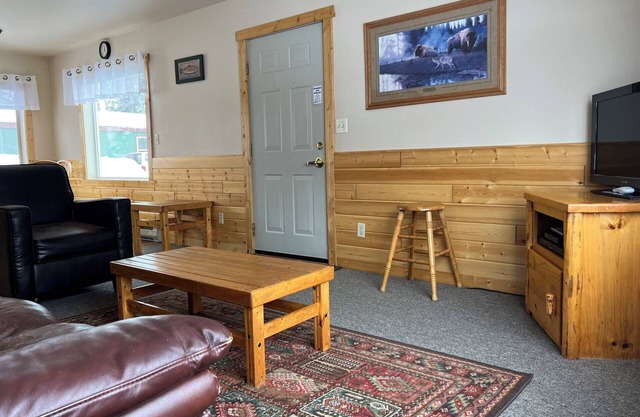 Nez Perce Creek Cabin 122C, Cozy 2 Bedroom 1.5 Bath 6 Blocks to Yellowstone