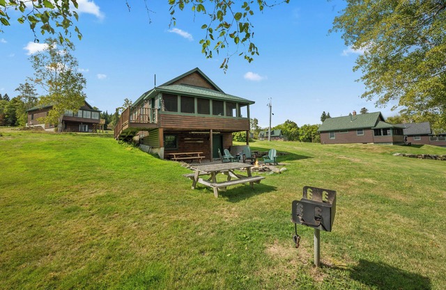 Niboban Cabin #8 -Two floors and pet friendly!