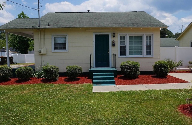 Nice 2 BR Cottage Near Downtown WIFI and Kitchennn