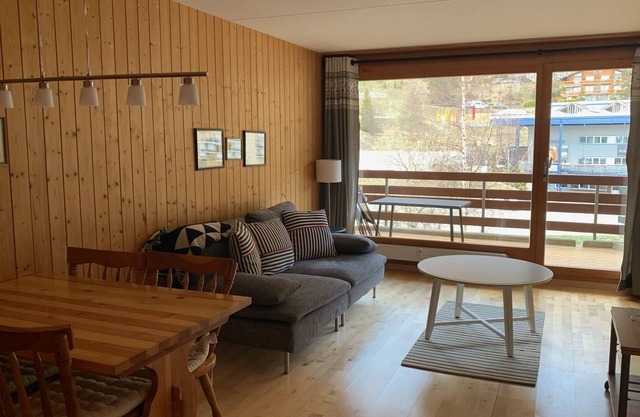 Nice 2-room flat (max 4 pers.), north side, near the cable car. Shops nearby, easy access, right in