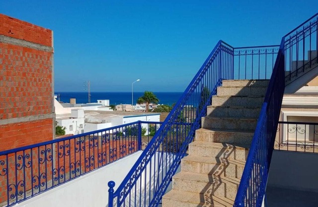 Nice 3-bedroom house with AC in Al Huwariyah