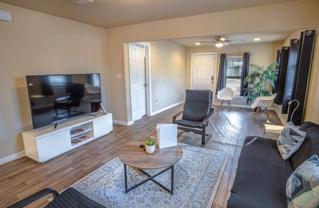 Nice 3BR/2BA Near Downtown 2 min At&t Center