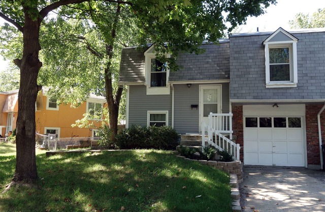 Nice and cozy duplex close to everything in KC!