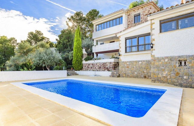 Nice apartment in villa for 4 guests with A/C, WIFI, pool, TV, terrace and parking