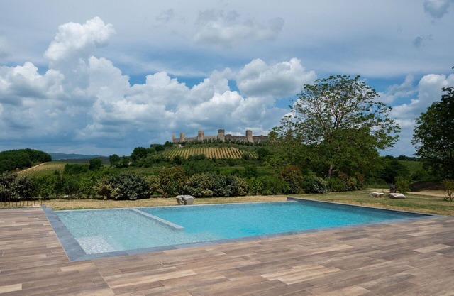 Nice apartment for 2 people with A/C, pool, WIFI, TV, pets allowed and parking, close to Siena