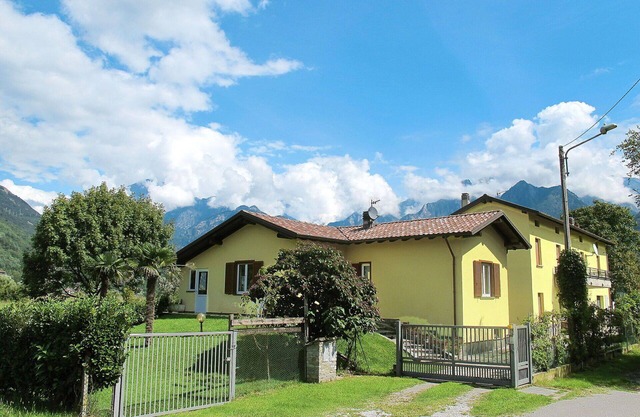 Nice apartment for 4 people with WIFI, TV, patio, pets allowed and parking