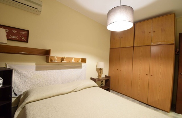 Nice apartment for 6 people with A/C, TV, pets allowed and parking