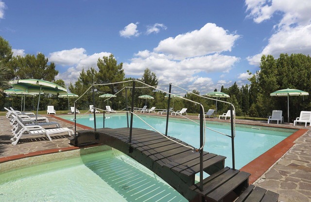 Nice apartment in villa for 4 people with pool, WIFI, terrace, pets allowed and parking