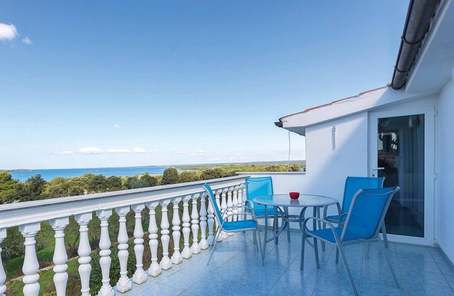 Nice apartment in Stinjan with kitchen