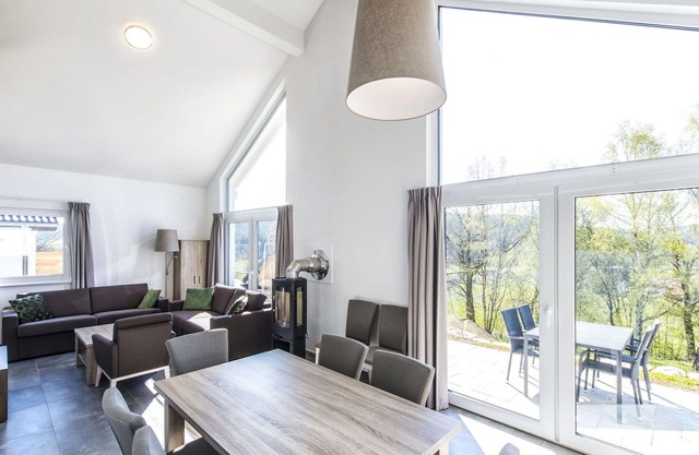 Nice apartment in villa for 8 people with WIFI, TV, terrace and pets allowed