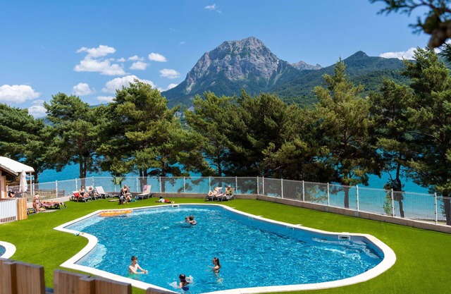 Nice apartment in villa for 6 guests with pool, A/C, TV, terrace, pets allowed and parking