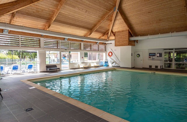 Nice apartment in villa for 4 people with pool, internet, TV, terrace, pets allowed and parking