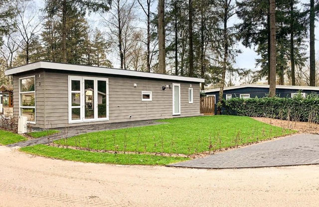 Nice chalet with dishwasher on a holiday park at 3 5 km from Wageningen